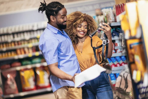 Young African American Couple Buying Accessories Pets Supermarket — Foto Stock