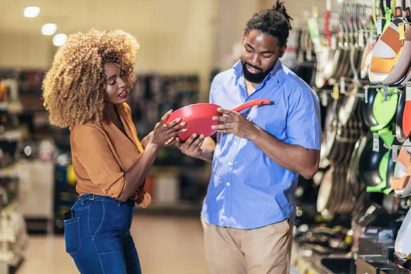 African American Couple Purchasing Dishes Supermarke — Stock Photo, Image