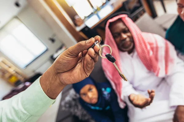 Real Estate Agent Giving Happy Middle Eastern Family Key New — Zdjęcie stockowe