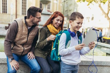 Genç Anne küçük çocuklarının okula götürecek