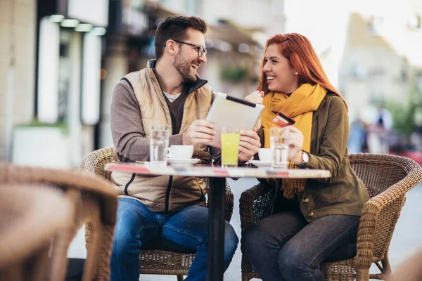 Junges Paar Café Mit Digitalem Tablet Und Kreditkarte — Stockfoto