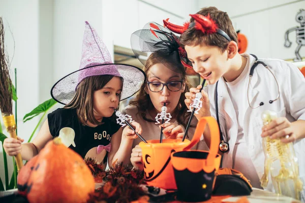 Happy Family Mother Children Prepare Halloween Pumpkins Decorate Home Having — Stock fotografie