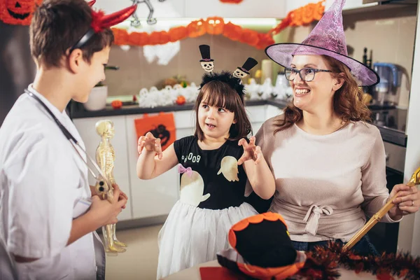 Happy Family Mother Children Prepare Halloween Pumpkins Decorate Home Having — Stock Photo, Image
