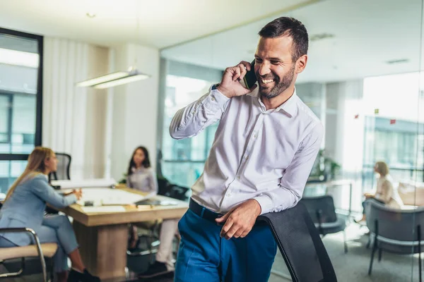 Happy Businessman Using Phone Team Discussing Project Background — Foto de Stock
