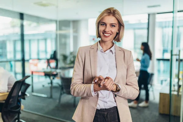 Shot Confident Young Businesswoman Standing Modern Office — Stockfoto