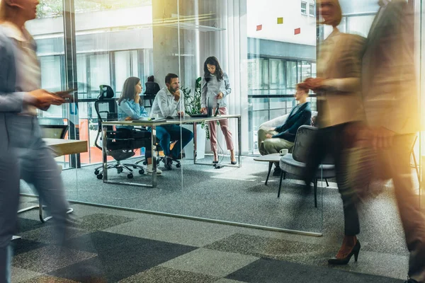 Blurred Motion Businesspeople Project Team Members Discussing Ideas Conference Room — Fotografia de Stock