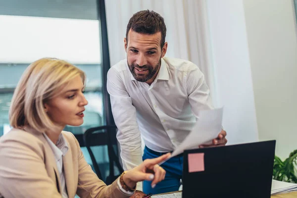 Business Couple Meeting Using Laptop Discussing Business Strategy —  Fotos de Stock