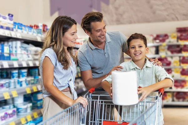 Família Feliz Com Criança Carrinho Compras Comprando Alimentos Mercearia Supermercado — Fotografia de Stock