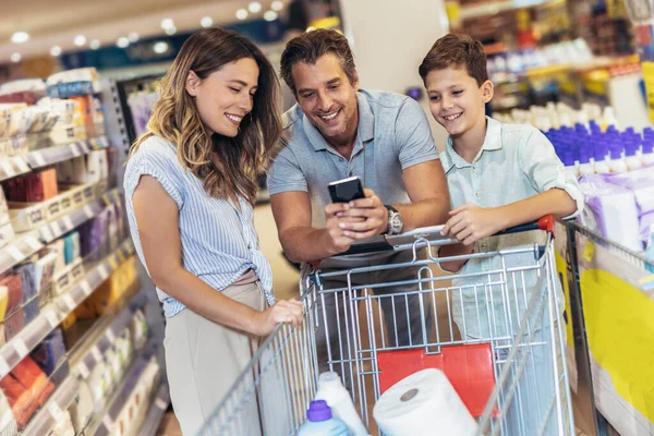 Happy Family Child Shopping Cart Buying Food Grocery Store Supermarket — Foto de Stock