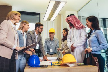 Çok kültürlü iş adamları toplanıp iş yatırımları hakkında konuşuyorlar. Bir toplantıda Arap iş adamları.