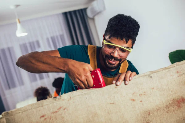 Handwerker Arbeitet Hause Rahmen Für Bild — Stockfoto