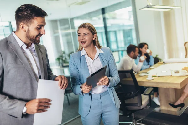 Joven Mujer Negocios Hombre Negocios Están Utilizando Tableta Documento Hablando — Foto de Stock