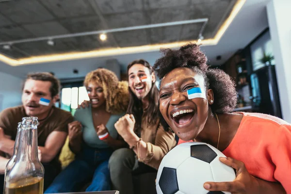 Genç Bir Grup Televizyonda Spor Izliyor Tezahürat Yapıyor Duygusal Futbol — Stok fotoğraf