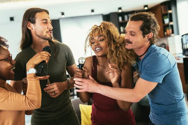 Gruppe Junger Multikultureller Freunde Die Hause Mit Mikrofon Party Singen — Stockfoto