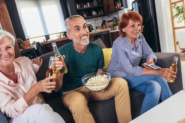 Egy Csapat Idősebb Barát Akik Popcornt Sört Fogyasztanak Otthon Hétvégenként — Stock Fotó