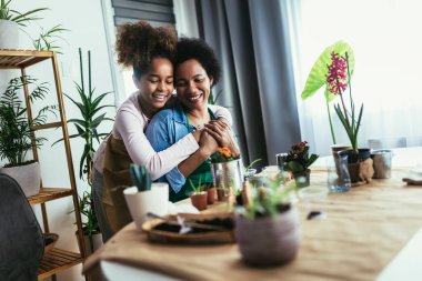 Anne ve kızı evde ekiyor, birlikte vakit geçiriyor ve eğleniyorlar. Eski teneke kutuları, plastikleri, karton ve bitki tohumlarını geri dönüştürme ve geri dönüştürme.