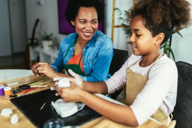 Anne ve kızı birlikte zaman geçirir ve evde kilden heykel yaparlar.
