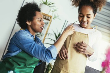 Anne ve kızı evde ekiyor, birlikte vakit geçiriyor ve eğleniyorlar..