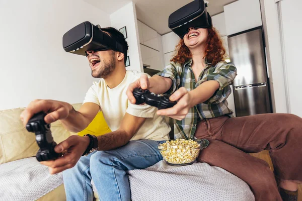 Virtuell Resa Unga Par Bär Den Virtuella Verkligheten Glasögon Tittar — Stockfoto