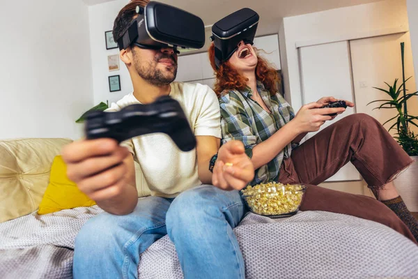 Virtuell Resa Unga Par Bär Den Virtuella Verkligheten Glasögon Tittar — Stockfoto