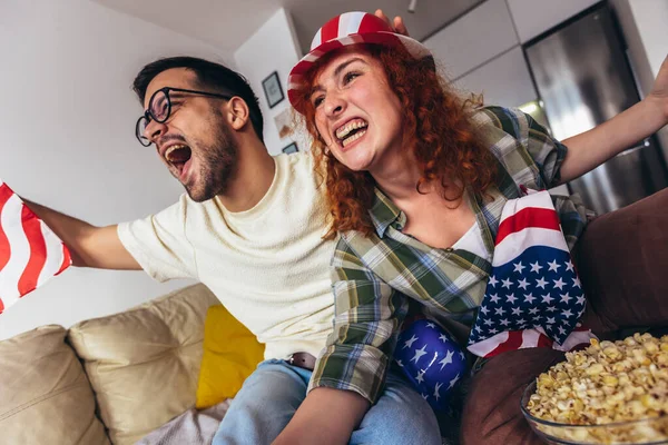 Linda Pareja Que Emocionada Feliz Después Que Equipo Fútbol Favorito —  Fotos de Stock