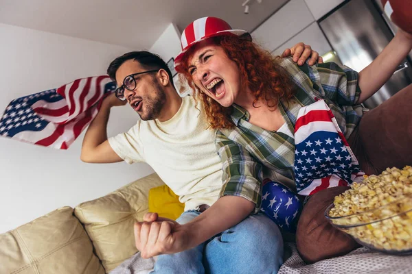 Linda Pareja Que Emocionada Feliz Después Que Equipo Fútbol Favorito —  Fotos de Stock