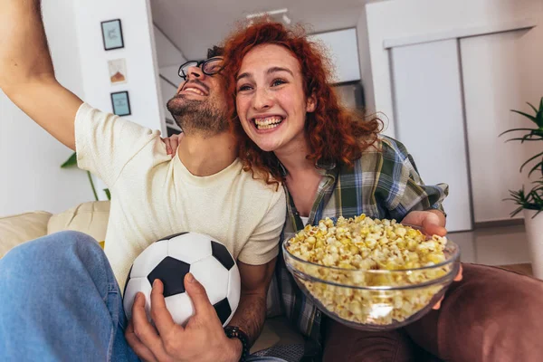 Mutlu Genç Çift Hafta Sonunu Evde Kanepede Oturup Televizyonda Futbol — Stok fotoğraf