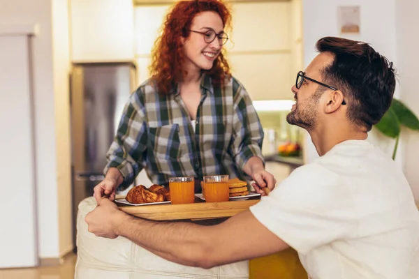 Onnellinen Nuori Pari Nauttimassa Tuoretta Appelsiinimehua Aamiaiseksi Kotona — kuvapankkivalokuva
