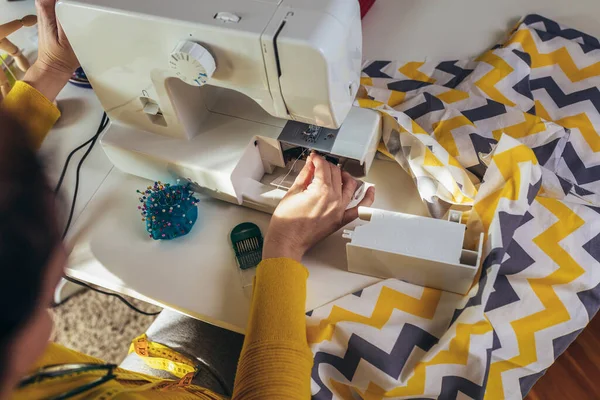 女人在家里的缝纫机上缝纫 女裁缝在缝纫机上工作 — 图库照片