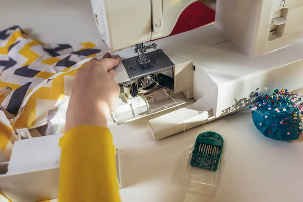 Frau Näht Ihrem Haus Einer Nähmaschine Nahaufnahme — Stockfoto