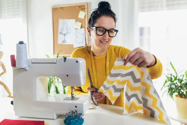 Femme Cousant Sur Une Machine Coudre Chez Elle Travail Couturière — Photo