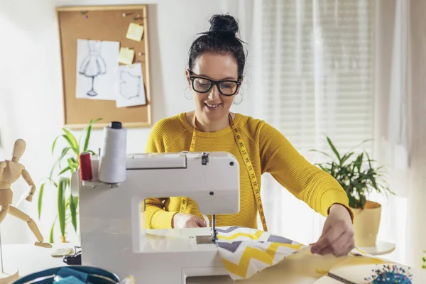 彼女の家でミシンをかけている女性 縫製機械における女性のシームレスストレス作業 — ストック写真