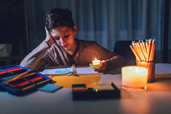 Copil Care Studiază Lumină Slabă Lumânare Arzătoare Pauză Curent Concept — Fotografie, imagine de stoc