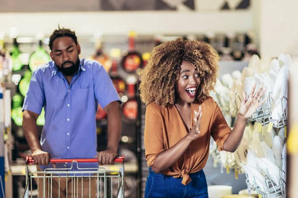 African American Couple Trolley Purchasing Dishes Supermarke — ストック写真
