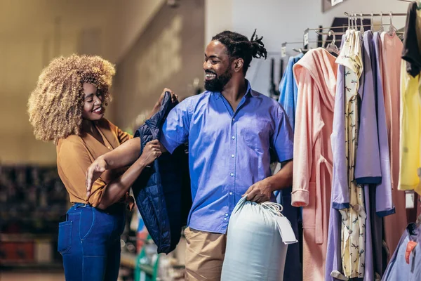 Young African American Couple Buying Clothes — Stock Photo, Image