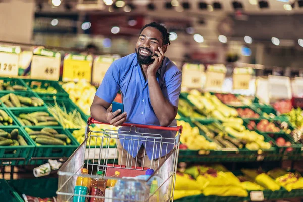 Fröhlicher Afroamerikanischer Typ Supermarkt Wählt Frische Lebensmittel Telefon — Stockfoto