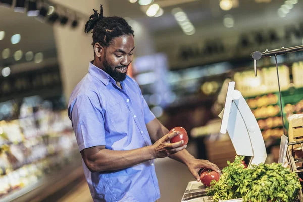 Uomo Afroamericano Misura Frutta Verdura Scala Digitale Clienti — Foto Stock