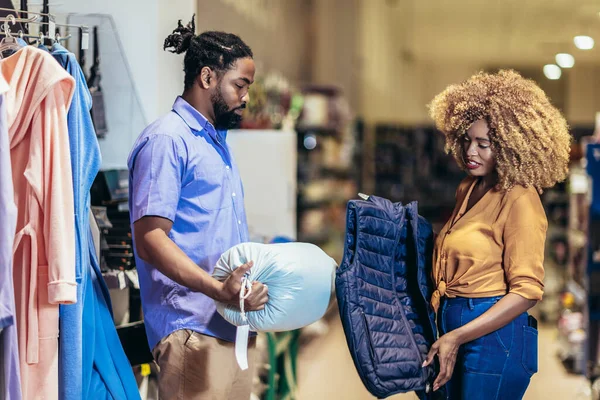 Young African American Couple Buying Clothes — Zdjęcie stockowe