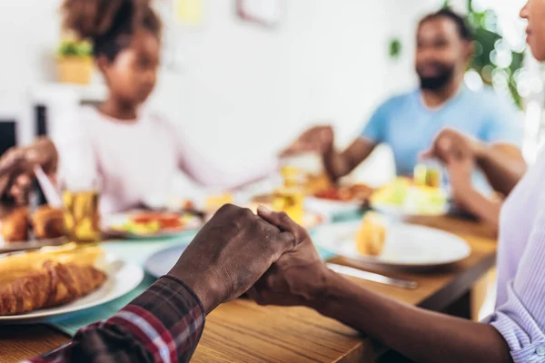 Багатопоколінна Афро Американська Сім Яка Говорить Благодать Обіднім Столом Тримається — стокове фото