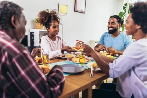 Een Multi Generatie Afro Amerikaanse Familie Die Geniet Van Eten — Stockfoto