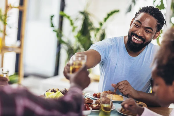 Uma Família Afro Americana Multi Geracional Desfrutando Comida Sua Mesa — Fotografia de Stock