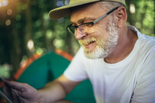 Volwassen Man Zittend Voor Een Tent Met Behulp Van Digitale — Stockfoto