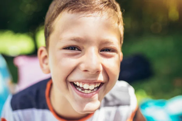 Hermoso Sonriente Pequeño Retrato Niño Aire Libre — Foto de Stock