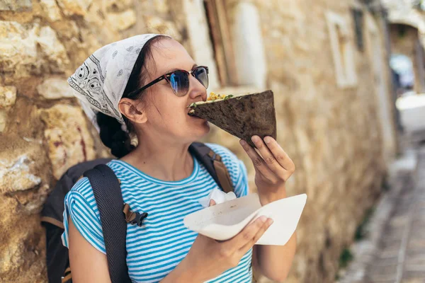 黑山布德瓦老城的妇女游客正在吃传统的披萨 — 图库照片