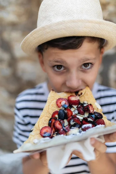 Pojke Äter Hälsosam Frukt Pizza Gamla Stan Budva Montenegro — Stockfoto