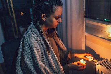 Evde radyatörü döndüren şalter. Isıtma ve elektriğin kesilmesi, elektrik kesintisi, elektrik kesintisi, karartma, yük boşaltma veya enerji krizi, konsept görüntü.