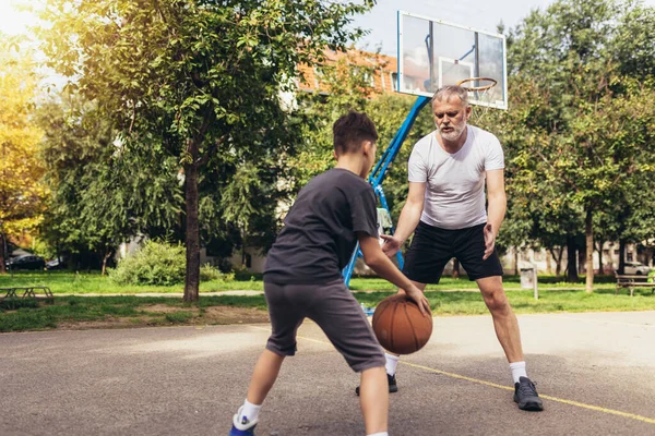 Pai Filho Desfrutando Jogo Basquete Campo Esportes — Fotografia de Stock