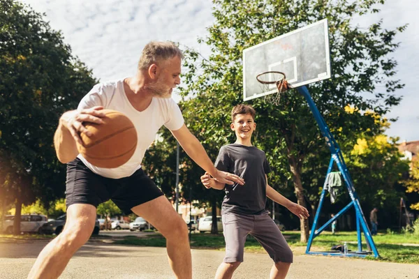 Padre Figlio Divertono Giocare Basket Campo Sportivo — Foto Stock