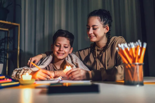 Menino Menina Estudando Pouca Luz Com Uma Vela Acesa Queda — Fotografia de Stock