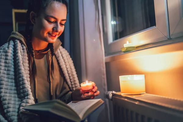 Teenage Girl Sits Blanket Heating Radiator Candles Read Book Rising — Stock Photo, Image